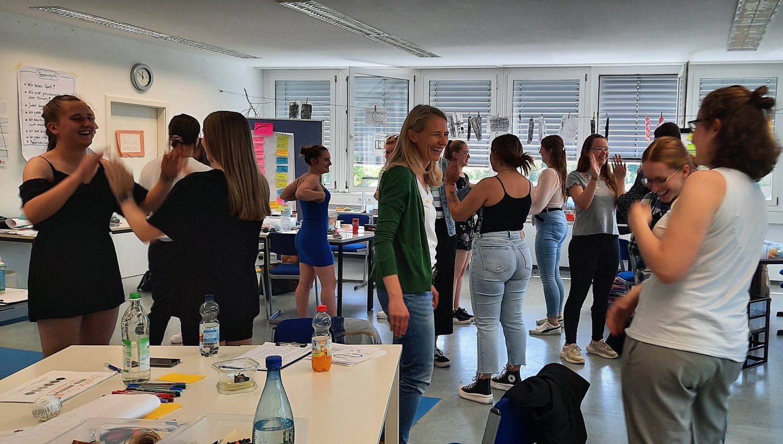 Lernen mit Rückenwind: Förderung von sozialen Kompetenzen durch kreative Teamarbeit